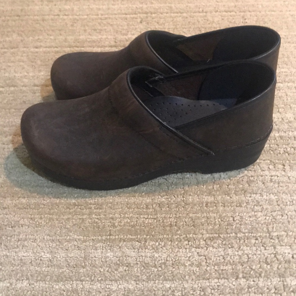 NEVER WORN brown Dansko